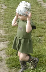 Dětská oboustranná čepice - motiv lesní zvěř