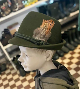 Myslivecký dětský klobouk Bruno s pírkem
