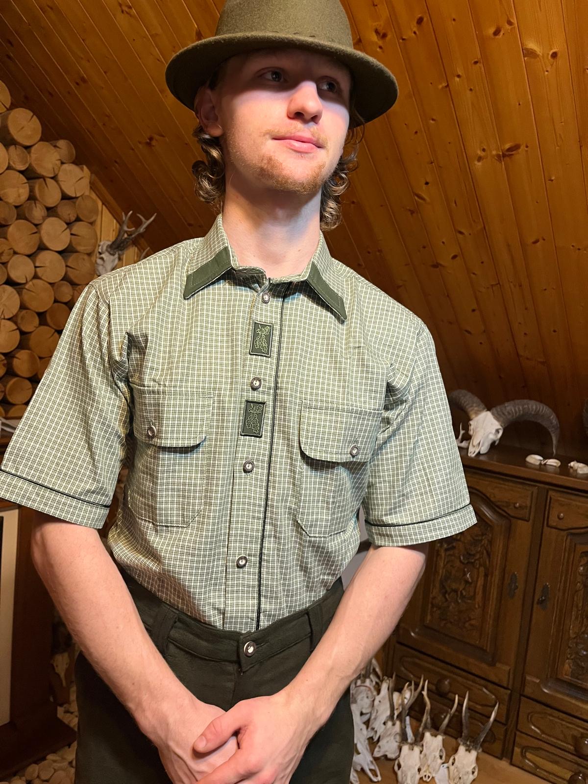 Pánská souprava krátké kalhoty dyftýn a košile s výšivkou na tmavě zelené s krátkým rukávem 