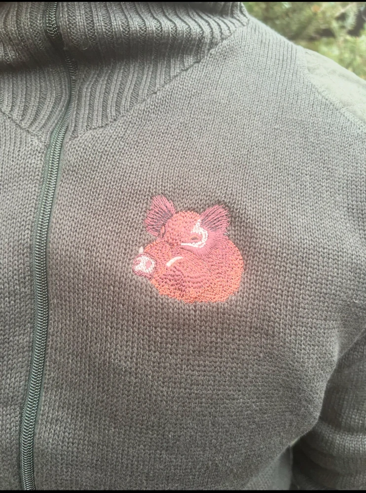 Myslivecký zateplený svetr s výšivkou divočák nebo jelen. divočák.