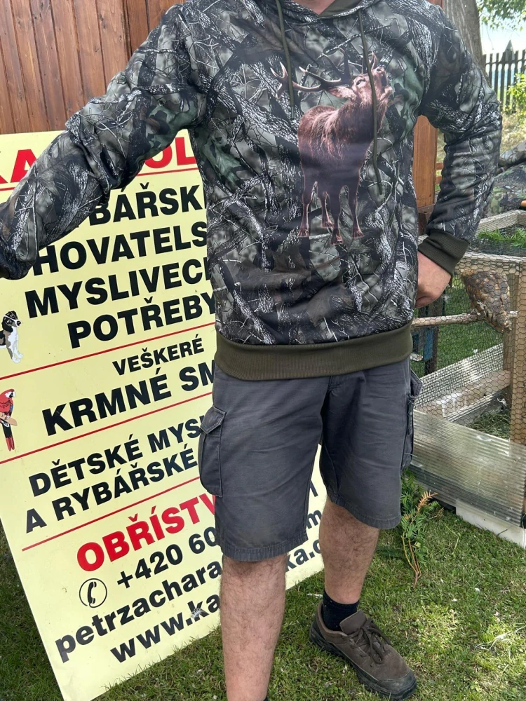 Maskovací mikina jelen v přírodě