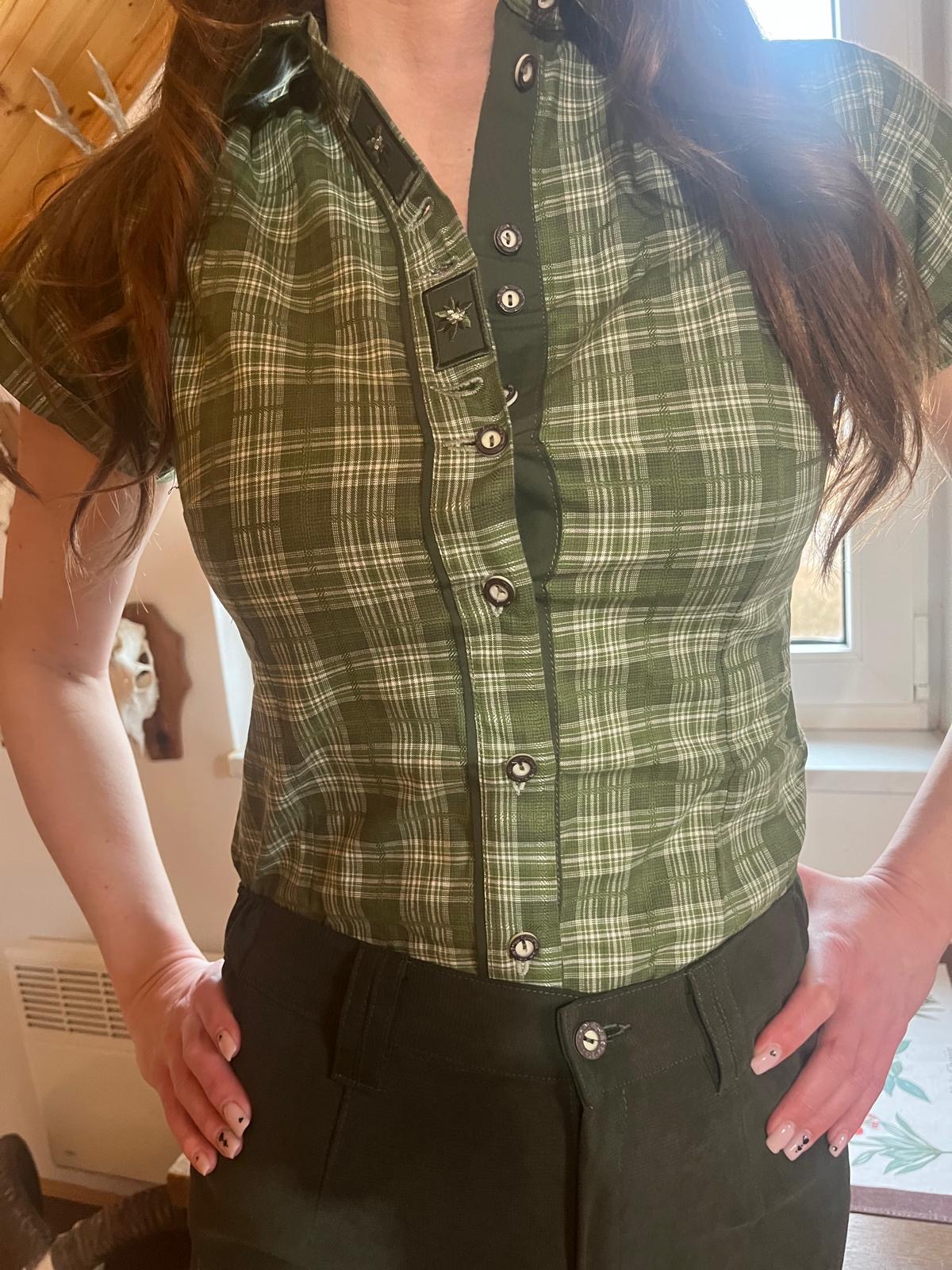 Dámská souprava dyftýn krátké kalhoty (golfky)košile s výšivkou a mysliveckými knoflíčky 