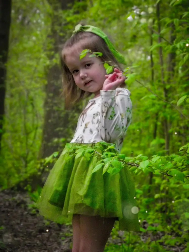 Zelené šaty s lesní zvěří