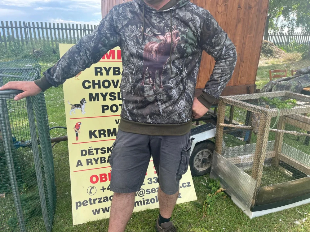 Maskovací mikina jelen v přírodě