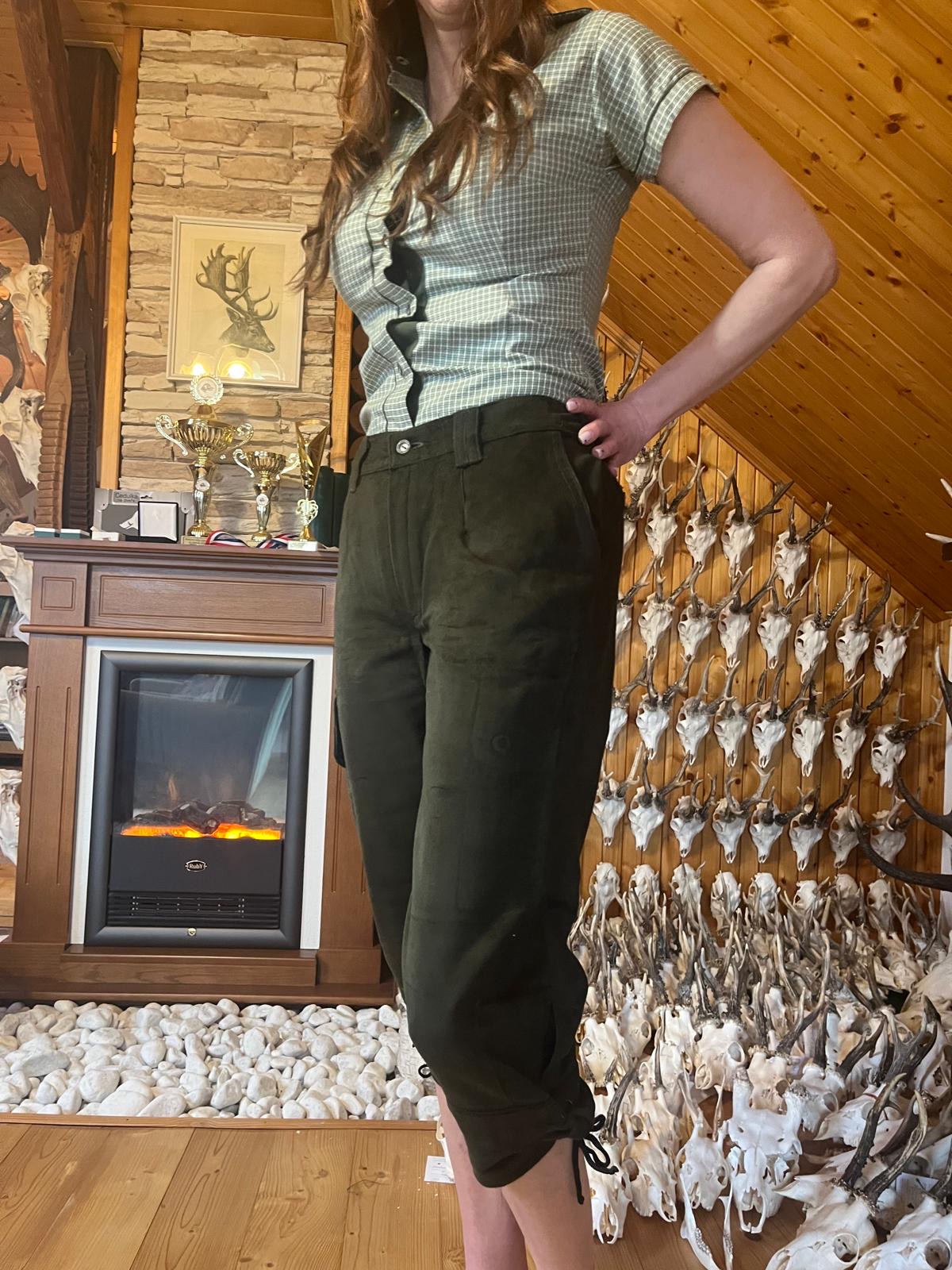 Dámská souprava dyftýn krátké kalhoty (golfky)košile s výšivkou a mysliveckými knoflíčky 