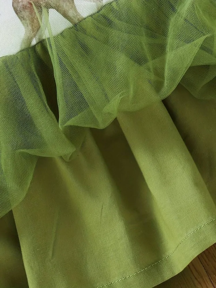 Zelené šaty s lesní zvěří